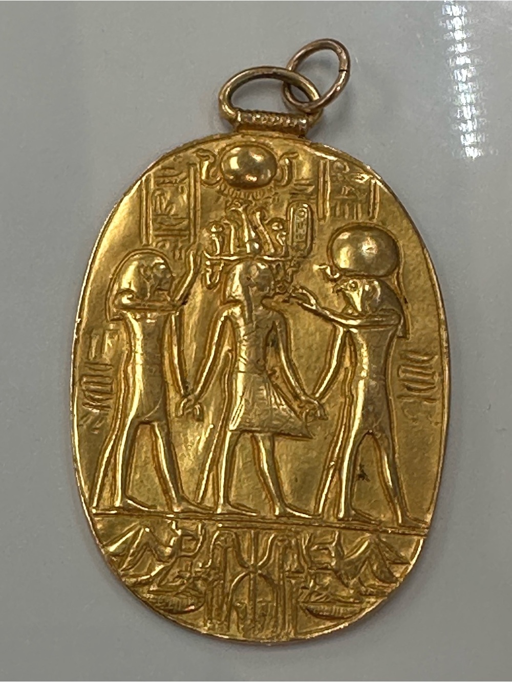 Vintage MMA metropolitan museum of arts 1976 Egyptian Gold 
Tone Pendant